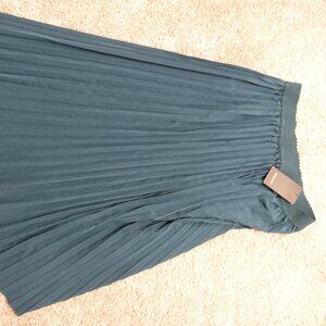 NWT Green woman's skirt. Size XL. From Koudoin